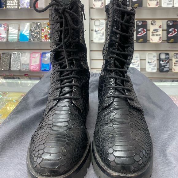 Boots - Picture 3 of 7